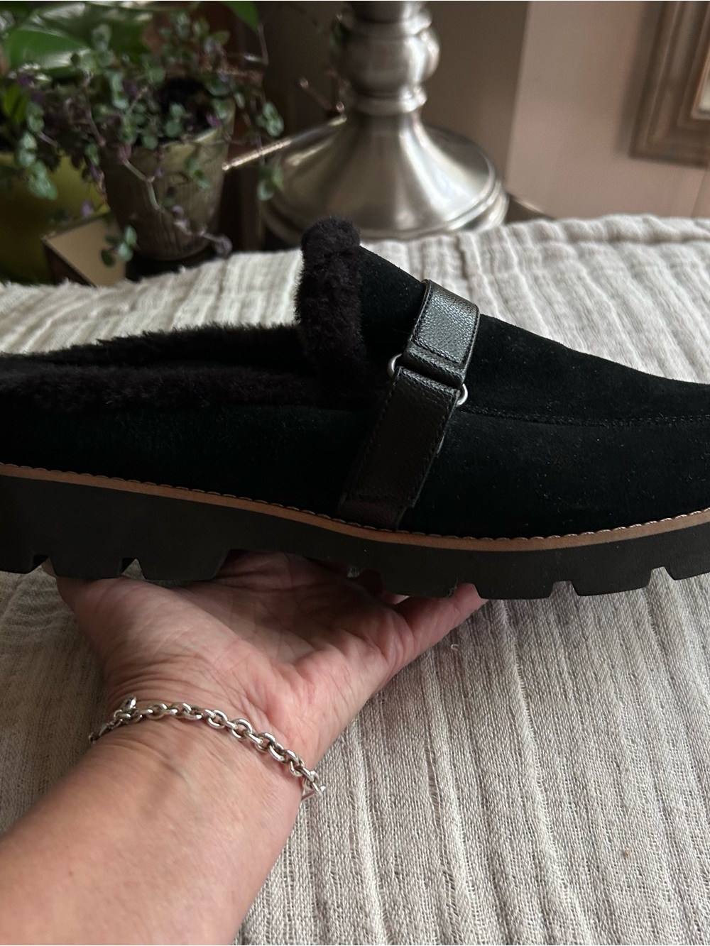 Vionic Kailen Black Suede Faux Fur Shearling Lug Sole Mule Clogs Women’s Size 10 - Picture 3 of 14
